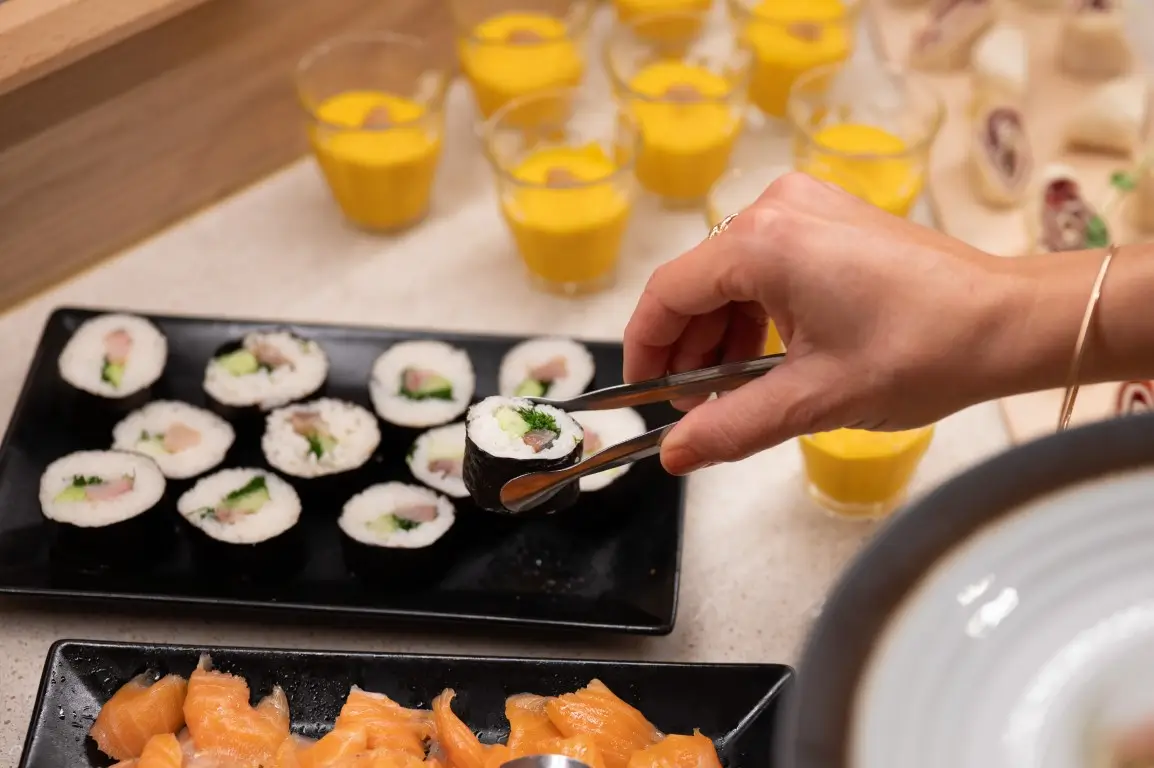 Buffet brunch de La Table Obono avec sushi, saumon fumé et verrines maison à Le Bono