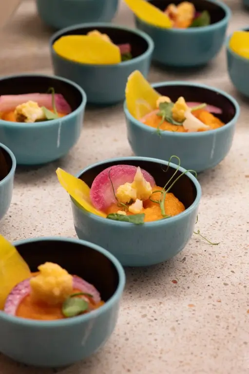 Assortiment de verrines colorées et bouchées salées du brunch à La Table Obono, Le Bono