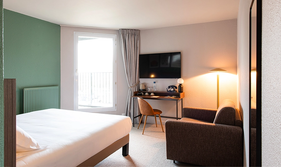 Verbindungszimmer mit Doppelbett, Sitzbereich, Schreibtisch und Wandfernseher.