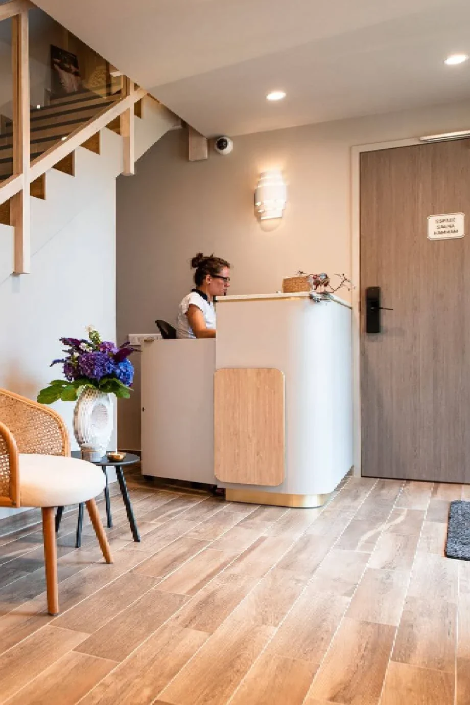 Accueil réception spa Obono avec escalier bois et espace sauna