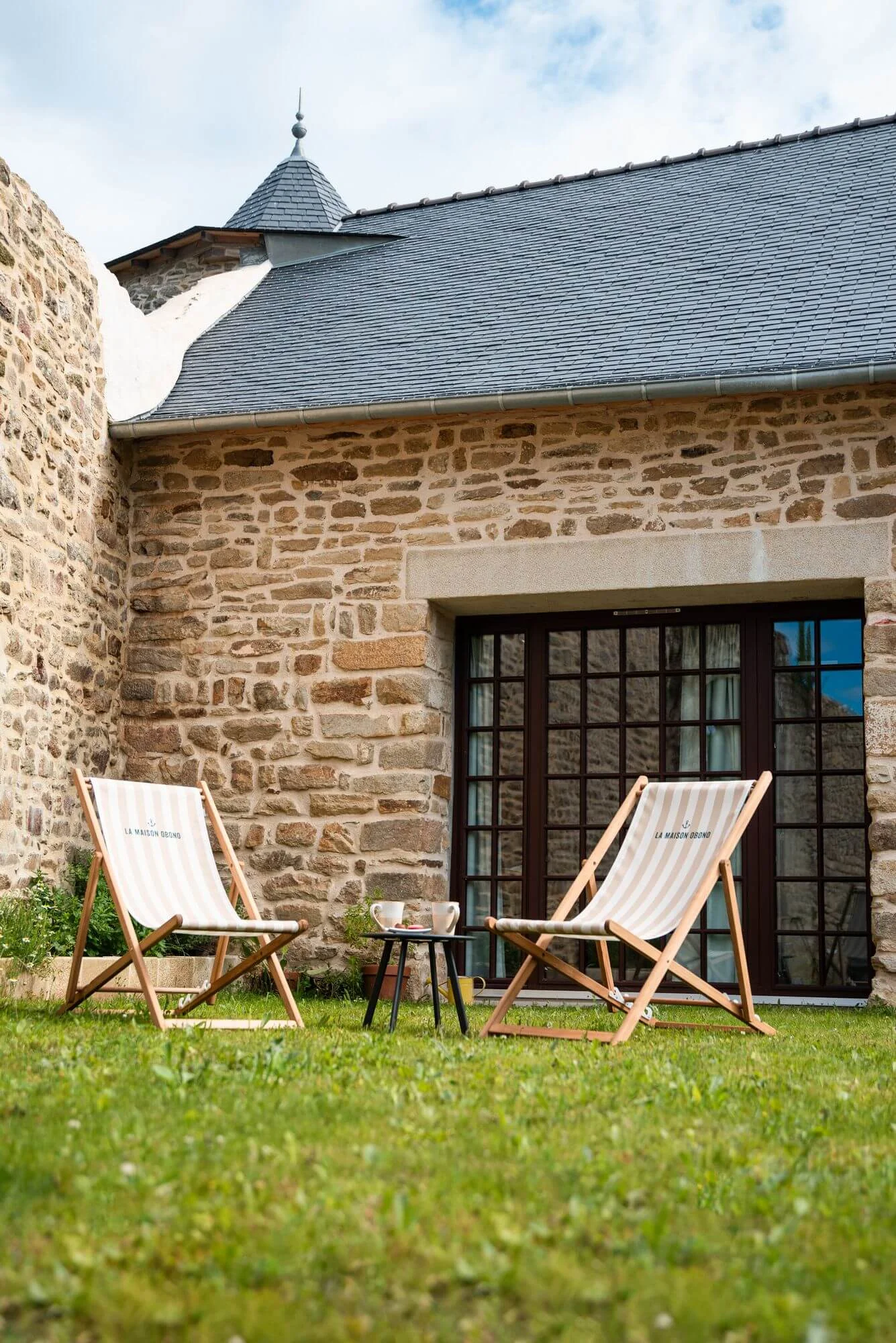 maison-obono-chaises-longues-jardin-facade-pierre-detente