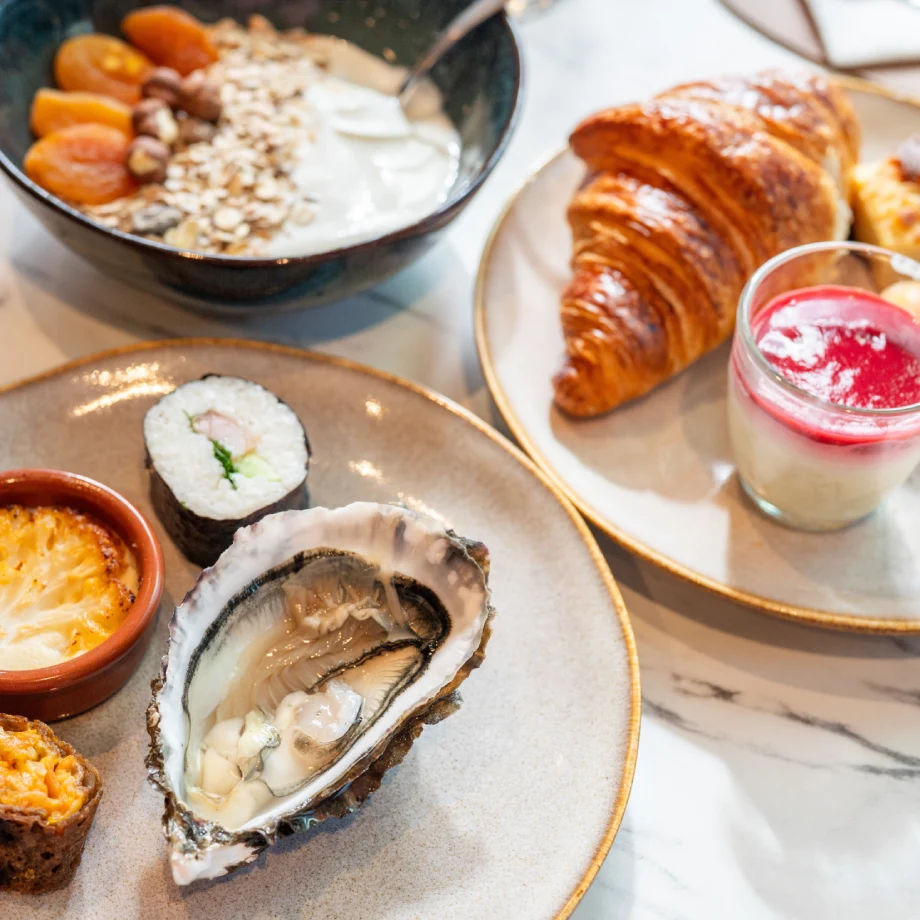 Brunch de Noël gourmand à la Maison OBONO avec huître, viennoiseries, granola et dessert maison
