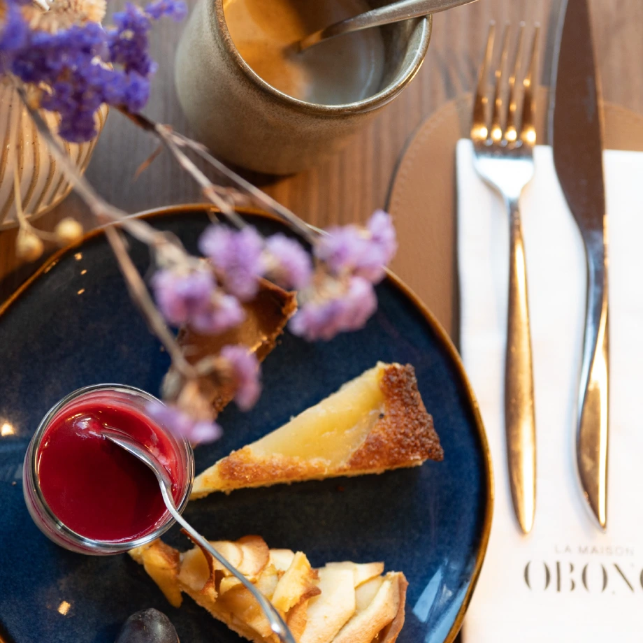 Desserts du brunch du Nouvel An à la Maison OBONO avec tarte, sauce fruitée et café