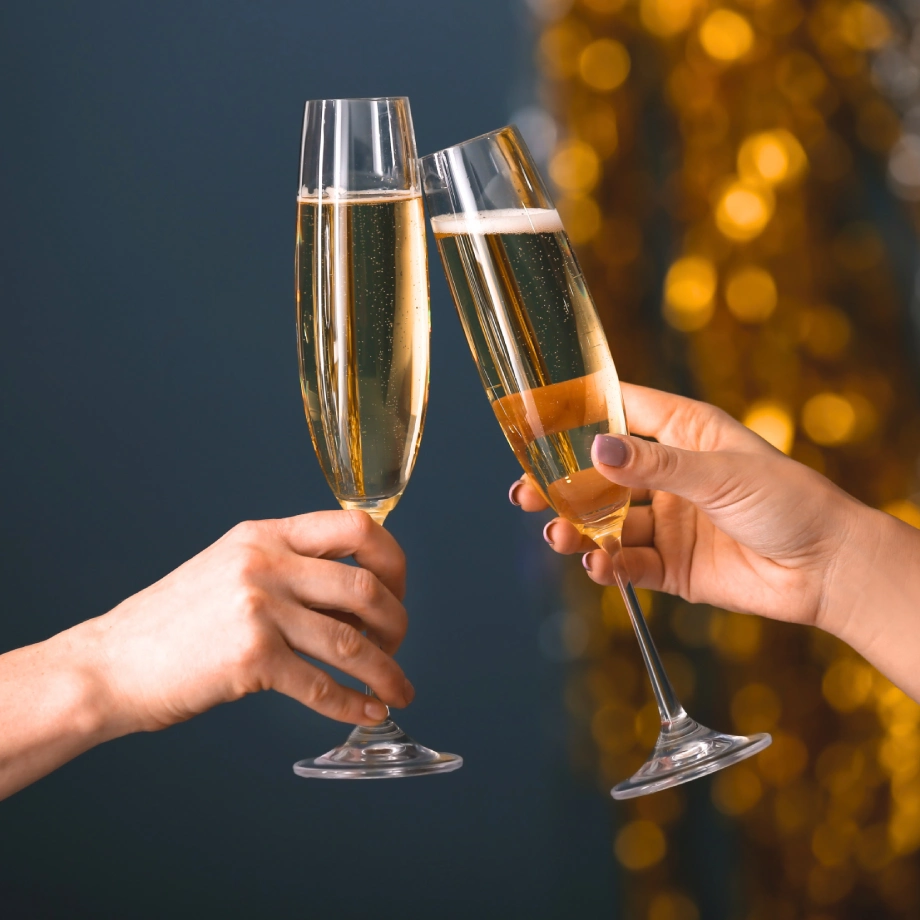 Tchin de champagne pour le réveillon du Nouvel An à la Maison OBONO