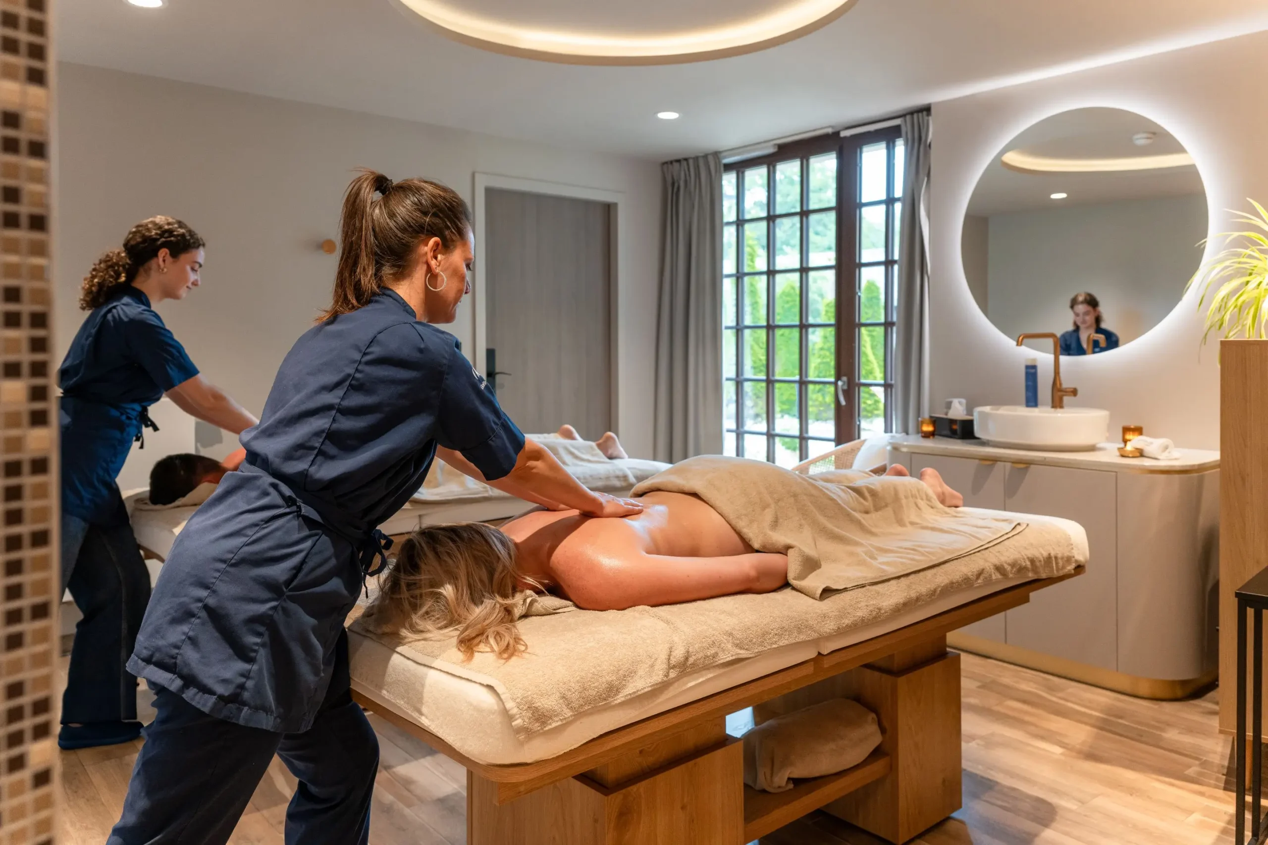 Espace bien-être et détente au Spa OBONO, piscine intérieure et ambiance apaisante